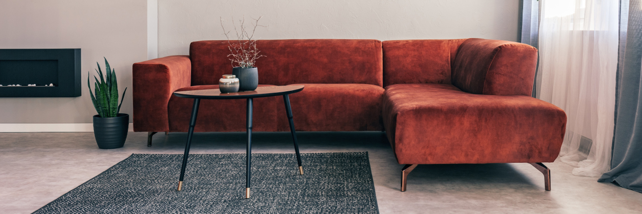 Sofa-naroznik-czy-kanapa-w-salonie-1.jpg