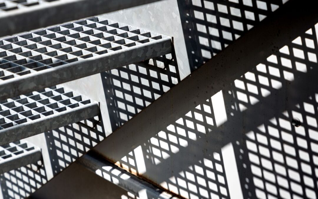 Wybór odpowiedniej kraty pomostowej – standardowy wymiar vs konstrukcja na wymiar