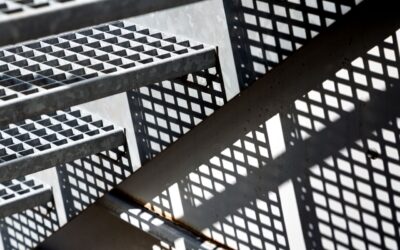 Wybór odpowiedniej kraty pomostowej – standardowy wymiar vs konstrukcja na wymiar