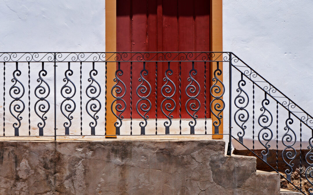 Balustrady, ogrodzenia, karoserie – jak nowoczesne lakiery proszkowe rewolucjonizują ochronę metalu