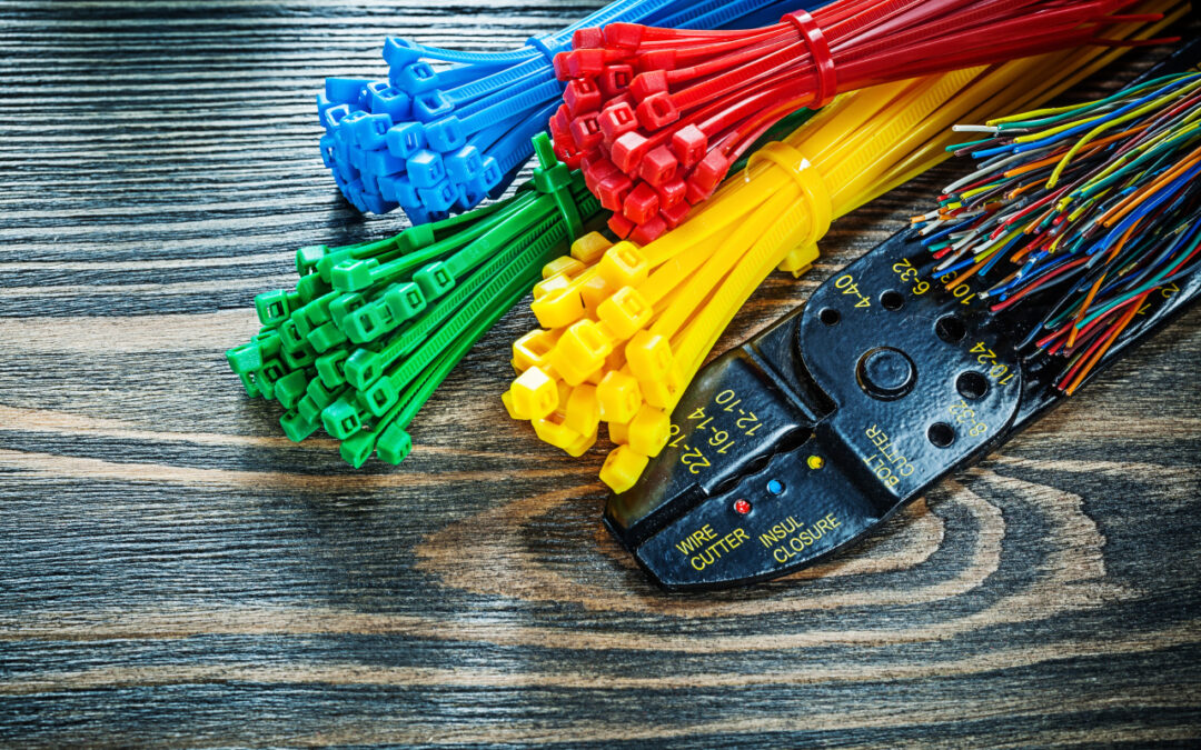 Jak uporządkować przewody w domu, biurze i garażu? Kompletny poradnik zarządzania kablami