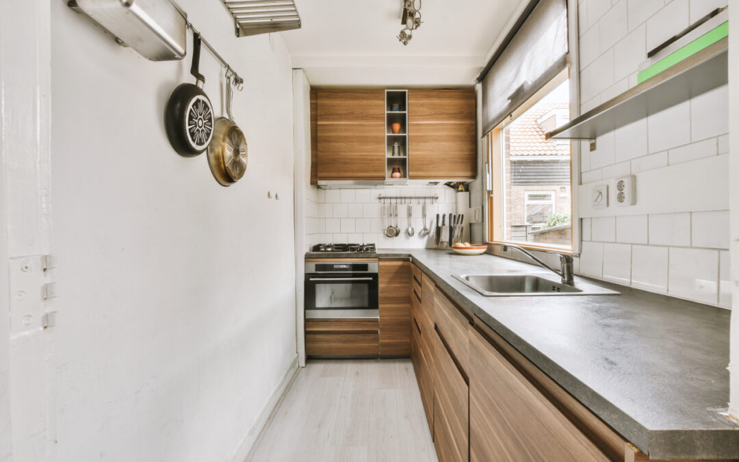 Mała kuchnia, wielkie możliwości: jak optycznie powiększyć i dobrze zorganizować przestrzeń
