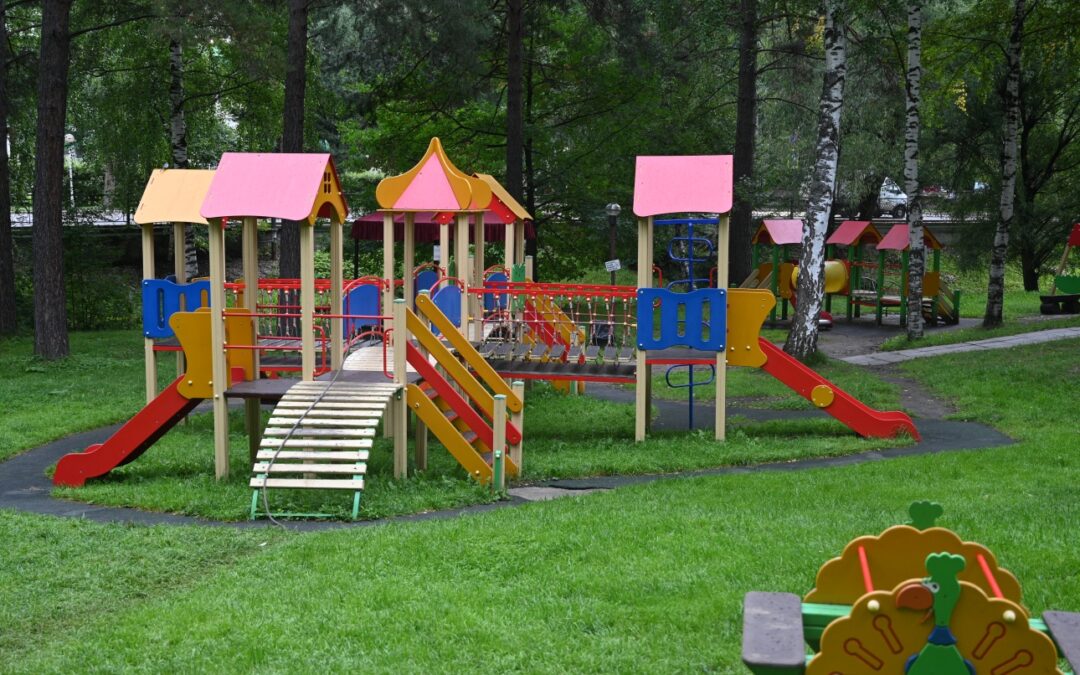 Zabawa w ruchu – dlaczego warto mieć własny plac zabaw w ogrodzie?