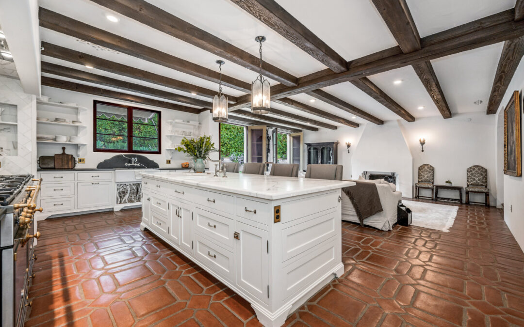 Płytki, panele, mikrocement – co najlepiej sprawdzi się na podłodze w kuchni?