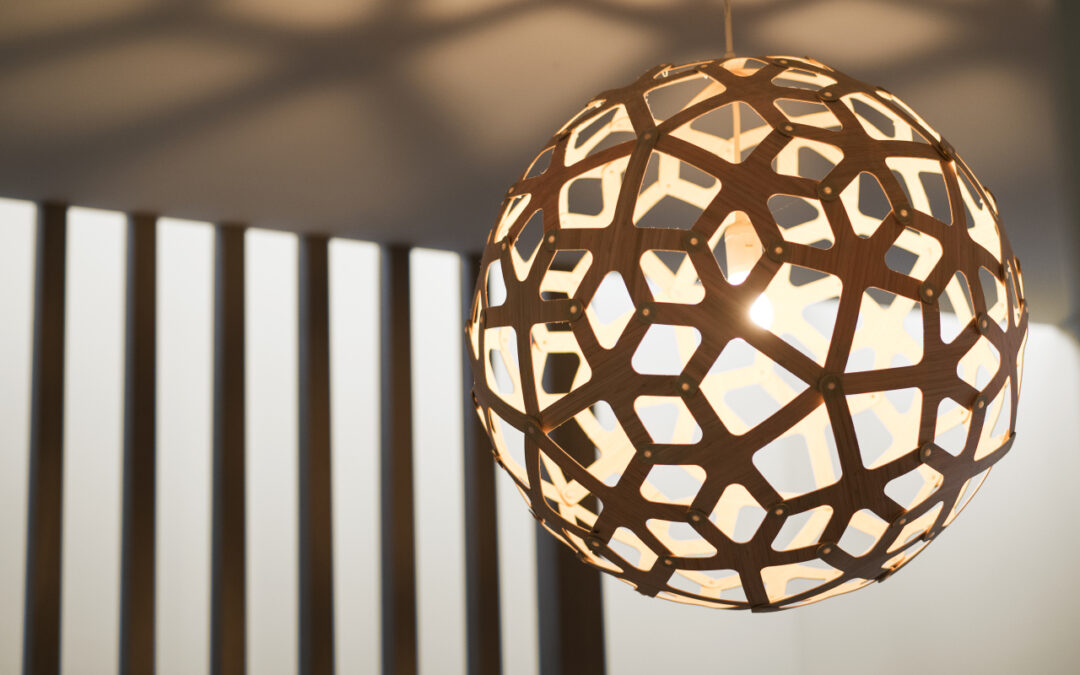 Oświetlenie jako biżuteria wnętrza: kiedy lampa staje się główną dekoracją pomieszczenia