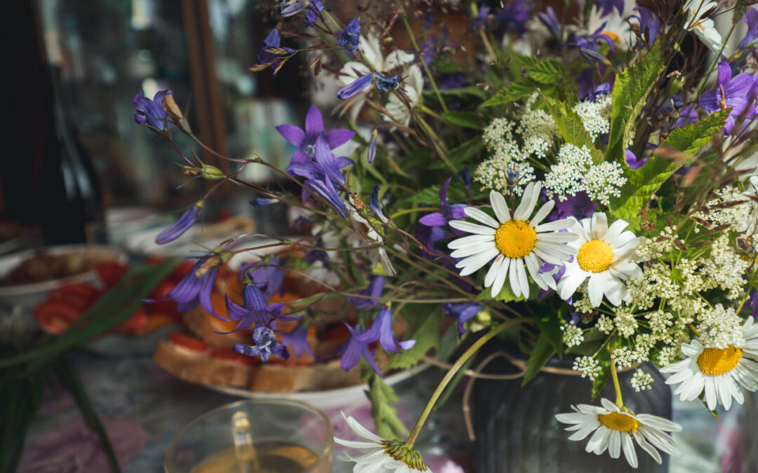 Wiosenne dekoracje z żywych kwiatów: kompozycje do salonu, kuchni i na stół (prosto i elegancko)