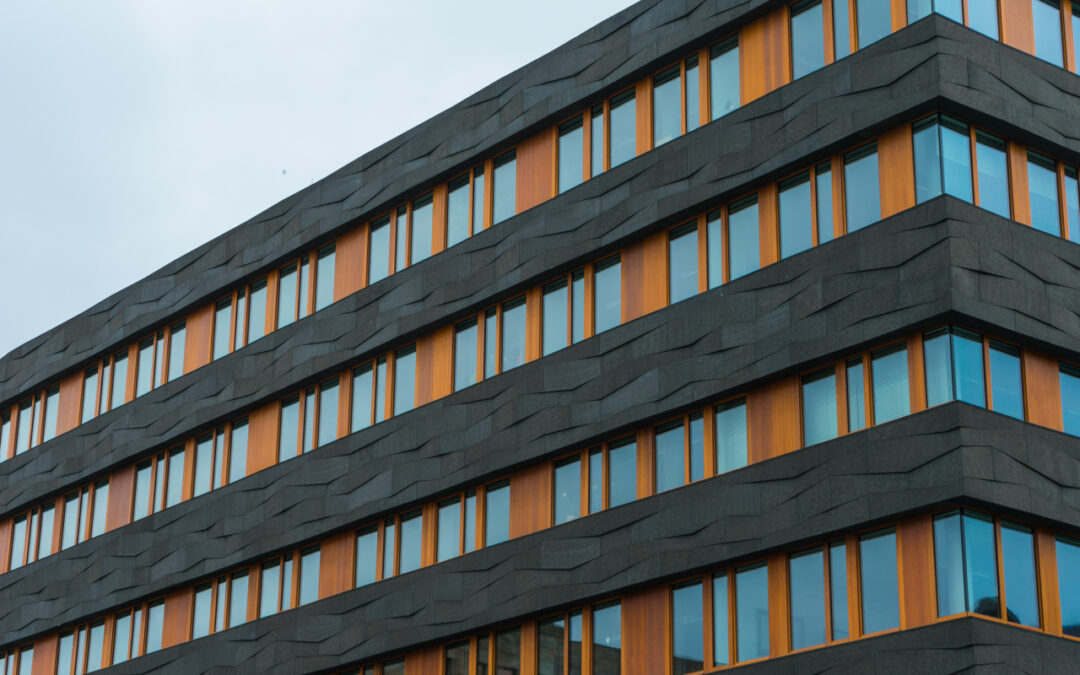 Antracyt na elewacji: kiedy wygląda nowocześnie, a kiedy przytłacza budynek