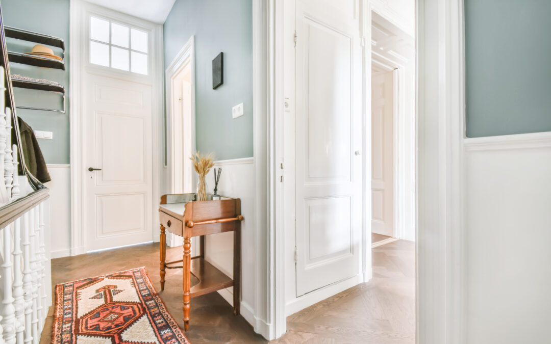 Przedpokój w bloku: jak optycznie powiększyć wąski korytarz bez generalnego remontu