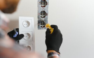 Przepalone gniazdko, zwarcie, brak prądu — co robić krok po kroku?
