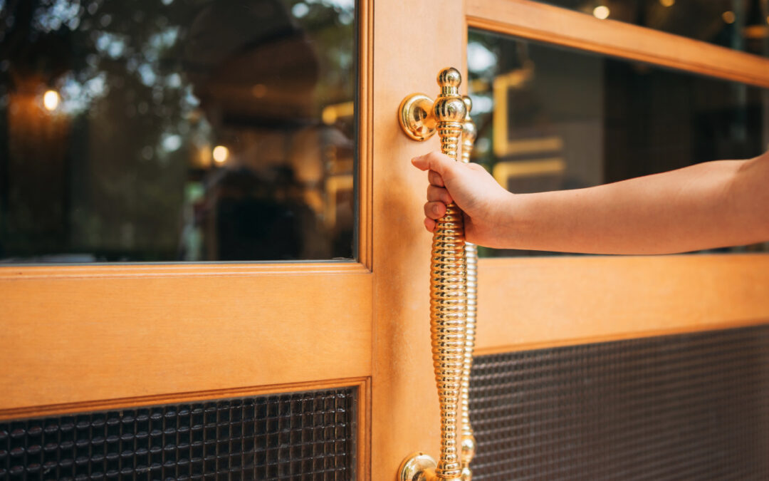 Inteligentne wejście do budynku – wygoda, bezpieczeństwo i dobre dopasowanie elementów